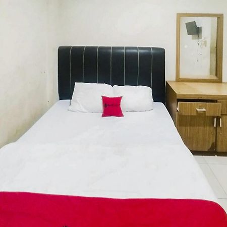 Отель Reddoorz At Jalan Diponegoro Бандар-Лампунг Экстерьер фото