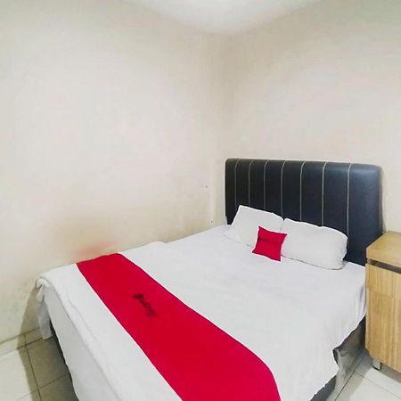 Отель Reddoorz At Jalan Diponegoro Бандар-Лампунг Экстерьер фото