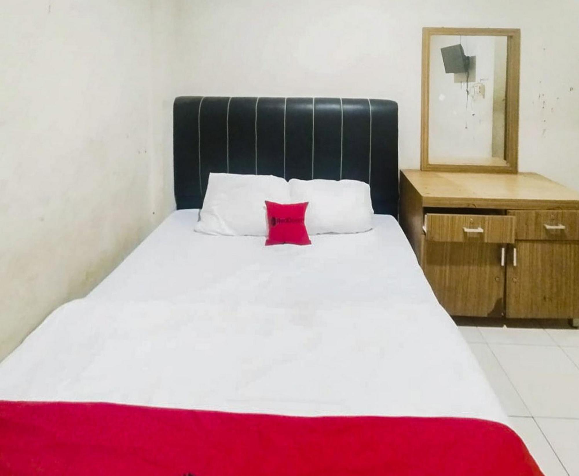 Отель Reddoorz At Jalan Diponegoro Бандар-Лампунг Экстерьер фото