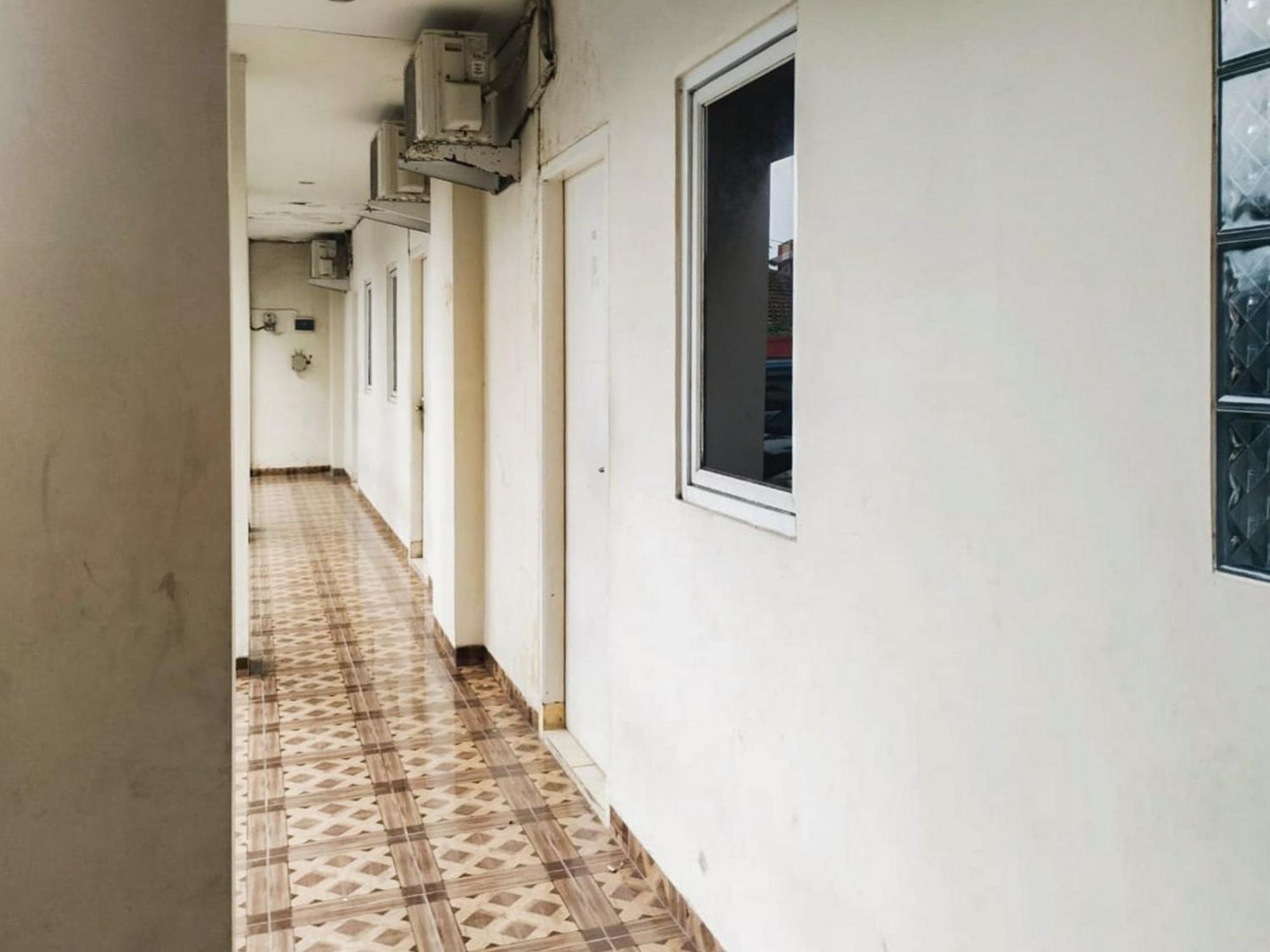 Отель Reddoorz At Jalan Diponegoro Бандар-Лампунг Экстерьер фото