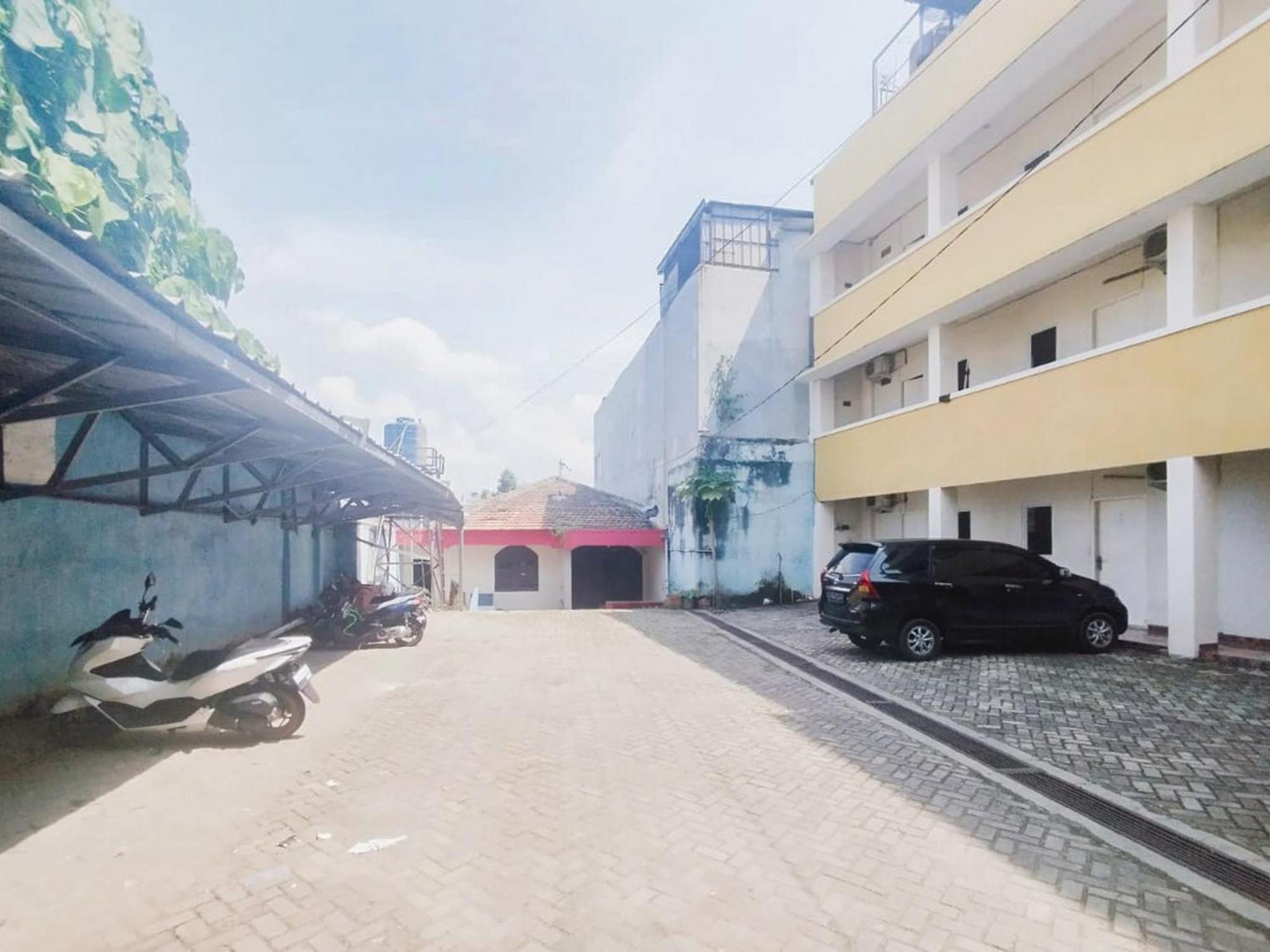 Отель Reddoorz At Jalan Diponegoro Бандар-Лампунг Экстерьер фото