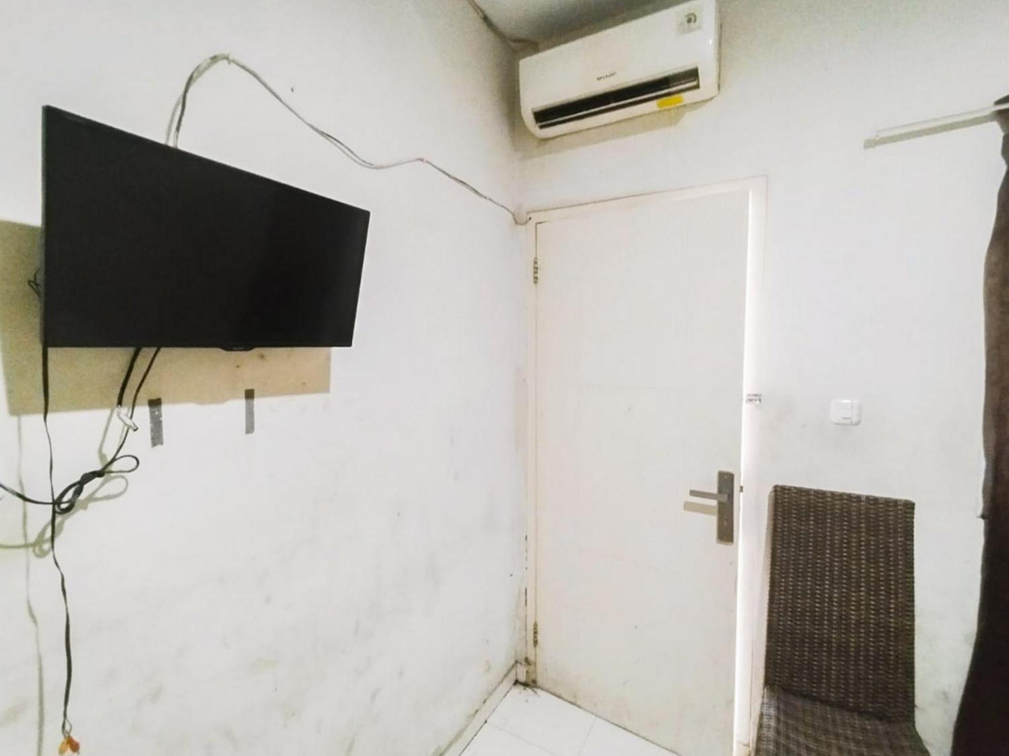 Отель Reddoorz At Jalan Diponegoro Бандар-Лампунг Экстерьер фото