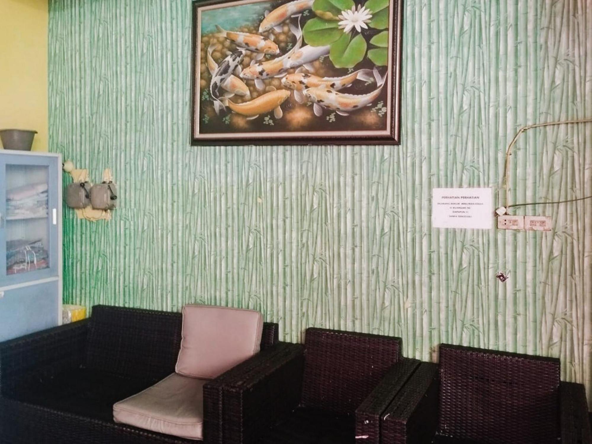 Отель Reddoorz At Jalan Diponegoro Бандар-Лампунг Экстерьер фото