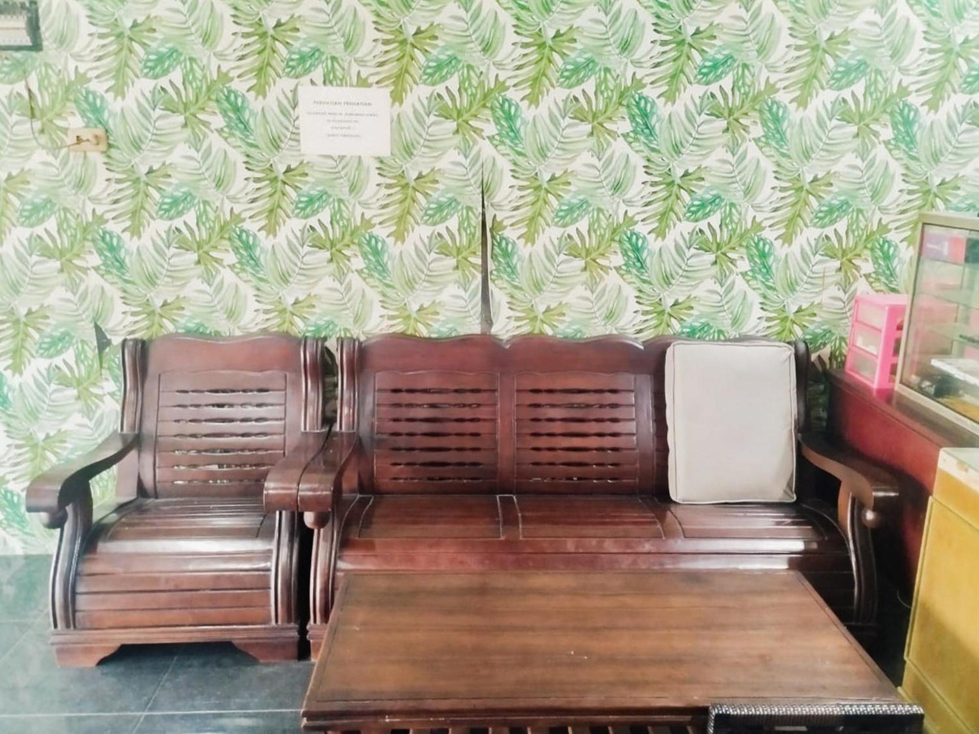 Отель Reddoorz At Jalan Diponegoro Бандар-Лампунг Экстерьер фото