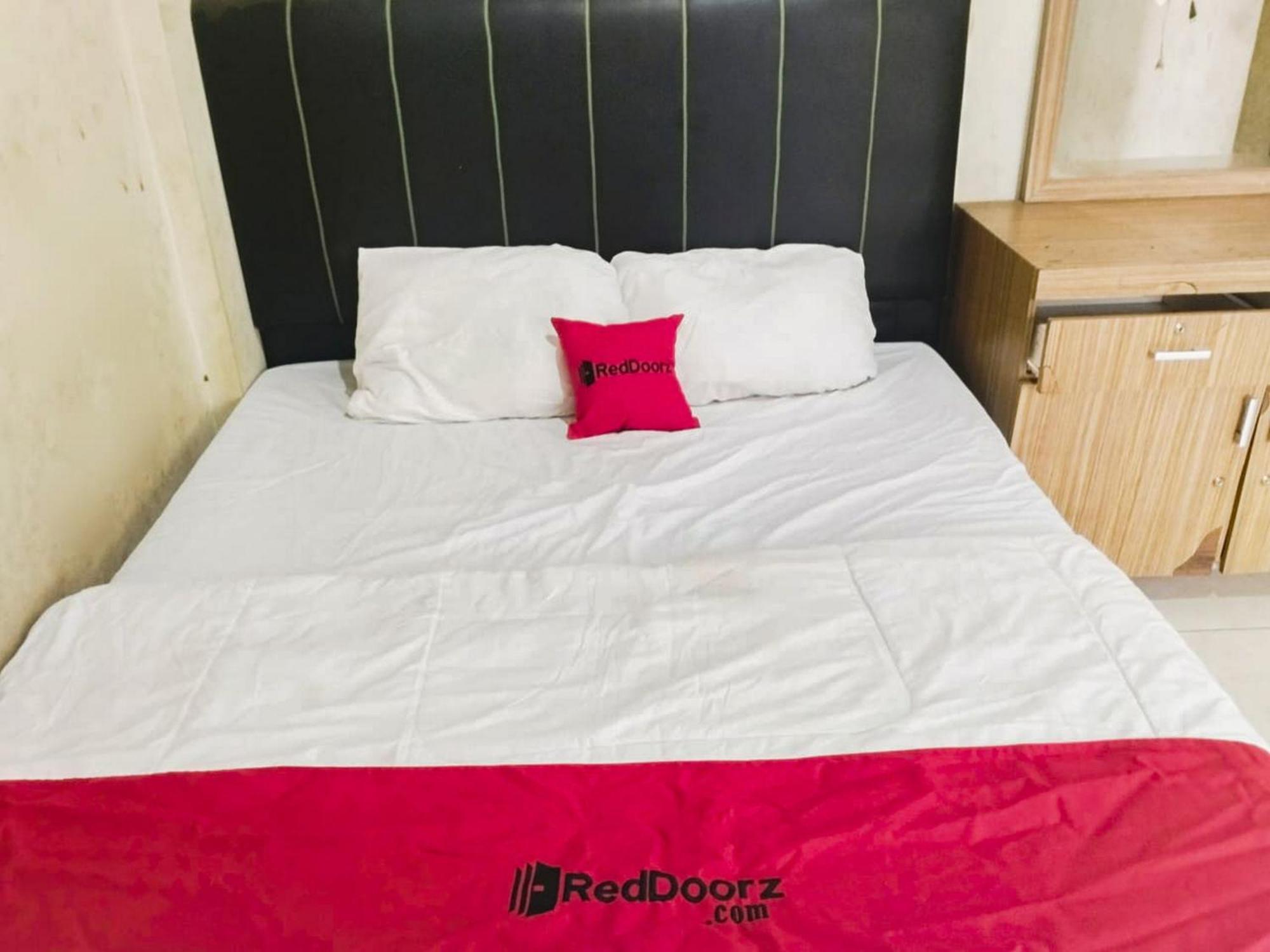 Отель Reddoorz At Jalan Diponegoro Бандар-Лампунг Экстерьер фото