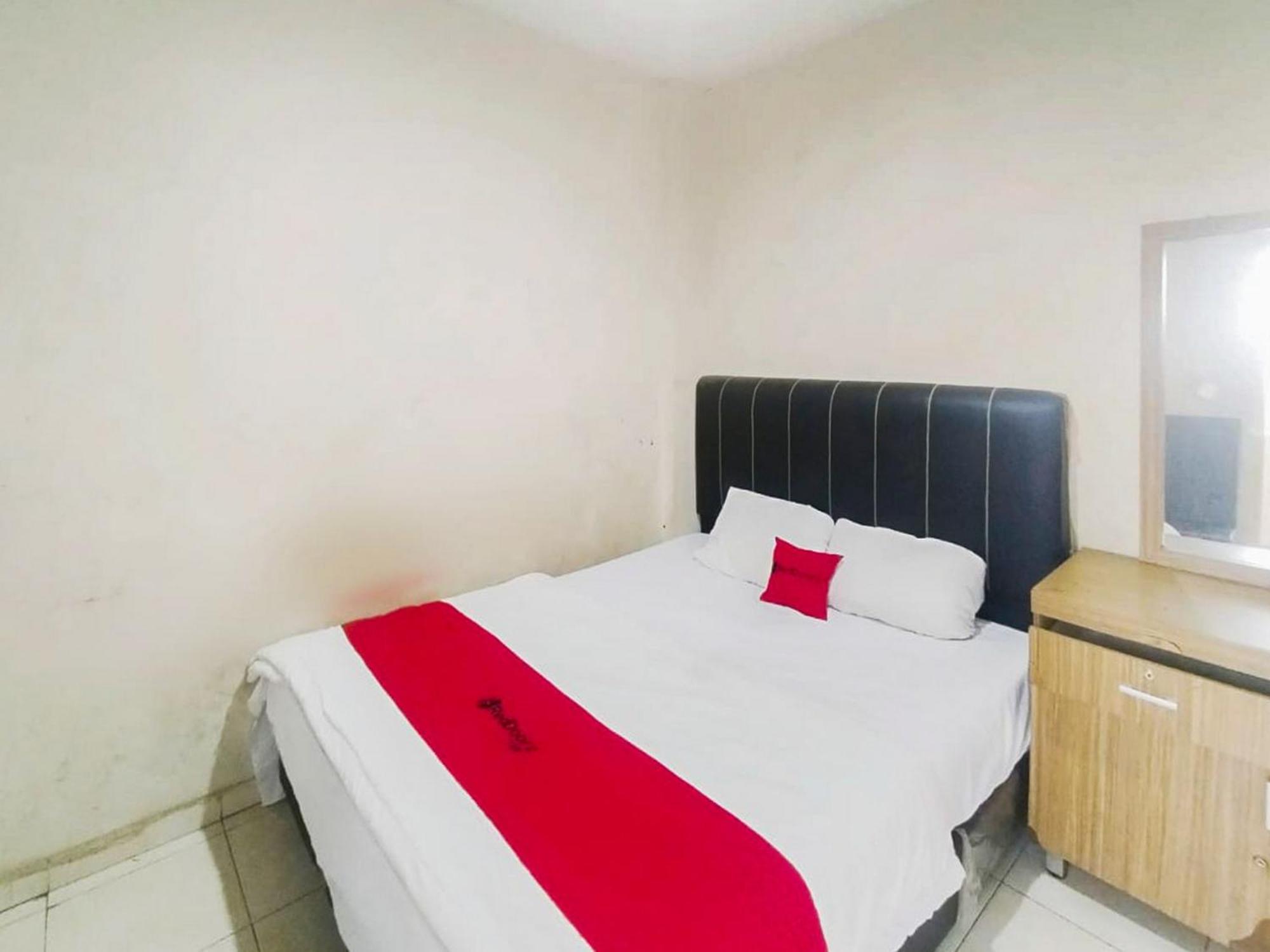Отель Reddoorz At Jalan Diponegoro Бандар-Лампунг Экстерьер фото